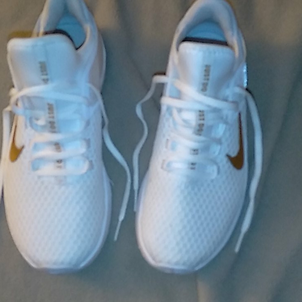 Nike woman tennis shoes